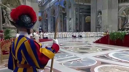 Télécharger la video: El Papa Francisco celebra la Misa Crismal en la Basílica de San Pedro de Roma