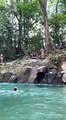 Mujer salta desde columpios y cascadas en Costa Rica