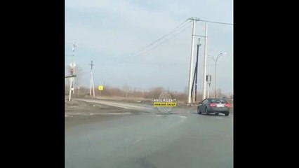 Un accident de la route pas commun... avec un tank