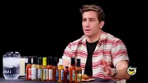 Hot Ones - Jake Gyllenhaal sufre un calambre en la pierna mientras come alitas picantes