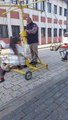 “Lo necesita la NASA”: Hombre crea juego de sillas voladoras sin utilizar combustible o motor