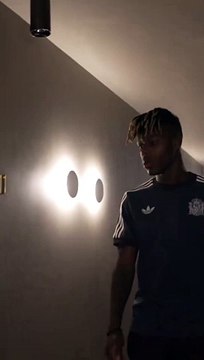 Nico Williams pilla a Lamine Yamal saliendo de la ducha