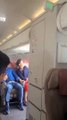 ¡De terror! Pasajeros de un vuelo de Asiana Airlines vivieron momentos de angustia después de que un hombre abrió la puerta de emergencia en pleno vuelo.  El accidente ocurrió cuando el avión estaba por llegar al aeropuerto de Daegu, en Corea del Sur. De
