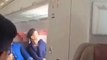 ¡De terror! Pasajeros de un vuelo de Asiana Airlines vivieron momentos de angustia después de que un hombre abrió la puerta de emergencia en pleno vuelo.  El accidente ocurrió cuando el avión estaba por llegar al aeropuerto de Daegu, en Corea del Sur. De