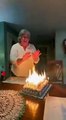 Abuela se esfuerza por soplar decenas de velas de la tarta de cumpleaños