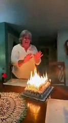 Abuela se esfuerza por soplar decenas de velas de la tarta de cumpleaños