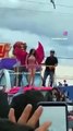 A huevazos reciben a Karely Ruiz en carnaval de Guaymas