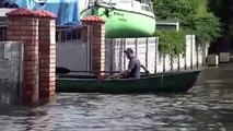 Hombre rema en una barca tras la destrucción de una enorme presa en el sur de Ucrania