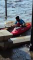 Un kayakista salva de las aguas a dos crías de ardilla