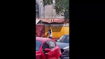 #VIRAL: Graban a mujer licuando en conexión que se encontró en la calle