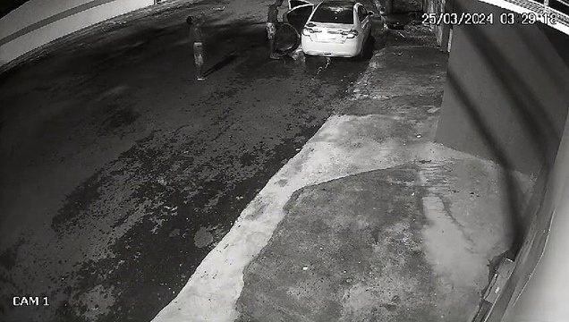 Homens são flagrados roubando fios em parque de Salvador; assista