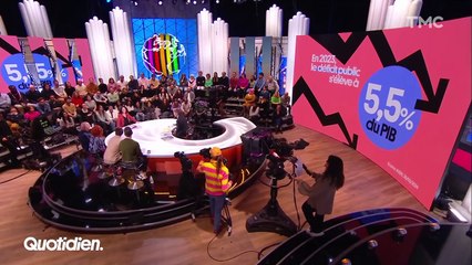 Quotidien : Manon Aubry offre un cadeau à Jean-Michel Aphatie pour le taquiner