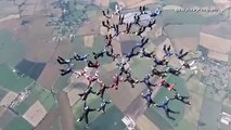 41 paracaidistas baten el récord británico con 3 formaciones
