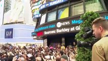 Actores indignados contra el director general de Disney durante una huelga en Nueva York