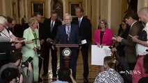 Mitch McConnell se queda helado durante la rueda de prensa semanal