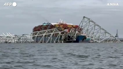 Baltimora, la struttura del ponte "adagiata" sulla nave portacontainer