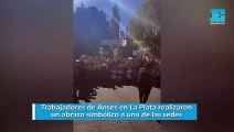 Trabajadores de Anses en La Plata realizaron un abrazo simbólico a una de las sedes