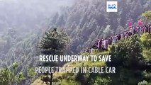 Rescatistas pakistaníes intentan liberar a 6 niños y 2 hombres en un teleférico que colgaba a cientos de metros de altura