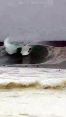 Download Video: #OMG: Locas imágenes de video de surfistas desafiando las olas en Newport Beach, California, durante el huracán Hillary.