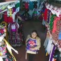 #VIDEO: Mujer agrediendo a mujer adulto mayor de 65 años en Mercado  de Michoacán, la agresora es toda una fichita.