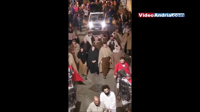 Ad Andria straordinaria interpretazione della Passione di Cristo tra gli edifici storici - foto e video