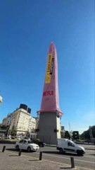 preservativo gigante al Obelisco de Buenos Aires, para promocionar la nueva temporada de la serie de Netflix: Sex Education.