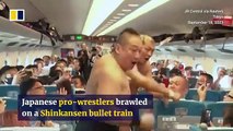 Luchadores profesionales japoneses pelean en un tren bala