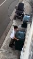 #VIRAL: ¡Milagro! Hombre en silla de ruedas se levanta en calles de Barcelona