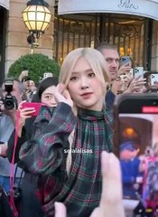 #ROSÉ saliendo de su hotel en París para el evento de Saint Laurent  ROSÉ AT YSL PFW24 #ROSÉxSaintLaurent @BLACKPINK