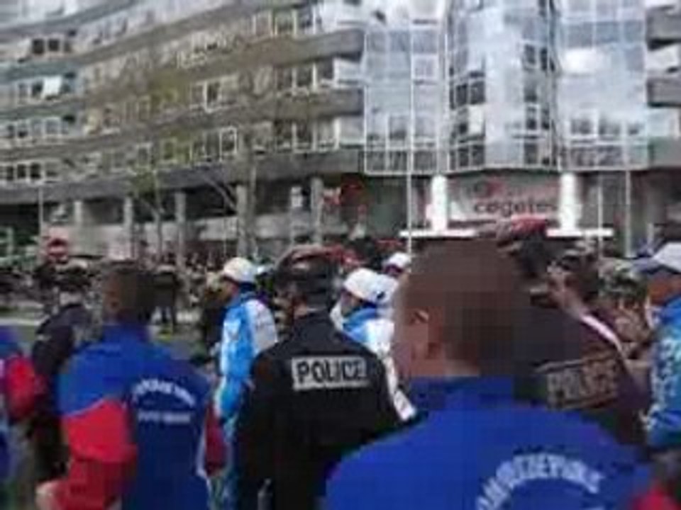 la flamme olympique qui passe sur le pont d'Issy