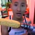 Otro estupido que pierde los dientes por aceptar el reto del maiz en el taladro