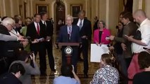 El senador Mitch McConnell parece congelarse durante una rueda de prensa