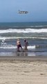 #VIRAL: La maravillosa escena de amor de una pareja de ancianos en la playa