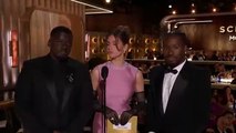 Globos de Oro 2024 - Daniel Kaluuya, Hailee Steinfeld y Shameik Moore presentan el Mejor Guión - Película