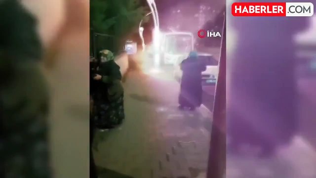 Elektrik direğinden çıkan kıvılcım paniğe neden oldu