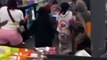 Un gran grupo de gente de color comienza a pelear dentro de un Walmart.  Los gritos y ruidos extraños parecidos a animal