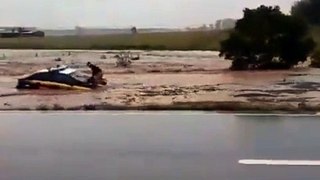 Inundaciones en Brasil.arrastran auto en Rio Grande do Sul