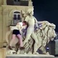 Turista irlandes se sube a iconica estatua en Bruselas y la rompe, fue arrestado y multado