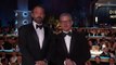 Ben Affleck y Matt Damon presentan el premio al mejor director de cine en la gala anual de los Globos de Oro 2024