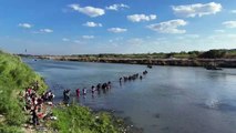 Crisis migratoria: Enorme fila de migrantes para cruzar el río hacia Estados Unidos.