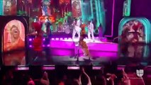 Gente de Zona hace un emotivo tributo a Celia Cruz, cantando, 'Ella Tiene Fuego' y 'La Negra Tiene Tumbao' | Premio Lo Nuestro 2024