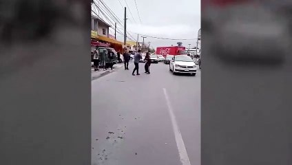 Captan en video pelea de hombres en medio de avenida Acapulco y provocan caos en Guadalupe