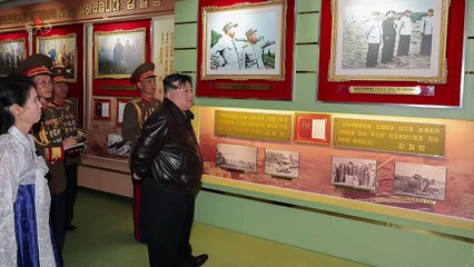 Estimado camarada Kim Jong Un inspeciona o comando da Divisão Guarda de Tanques 105 "Seul" Ryu Kyong Su e o regimento sob seu controle