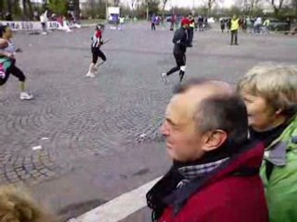 aurelie urkirolak arrivee de son premier marathon paris 2008