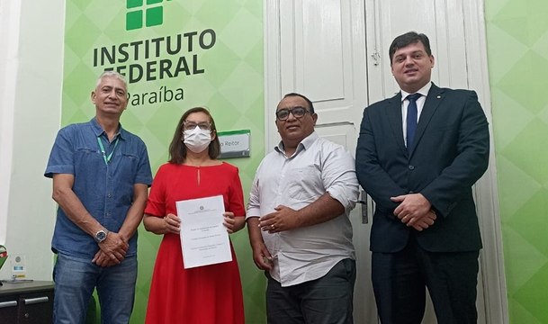 Prefeito se reúne com reitora do IFPB e entrega projeto para implantação de campus em Monte Horebe