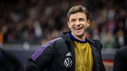 "Selbst, wenn man keinen sitzen hat": Müller sorgt bei Torhymnen-Frage für Lacher