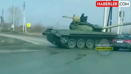 Rusya'da akılalmaz kaza! Kırmızı ışıkta bekleyen araca tank çarptı