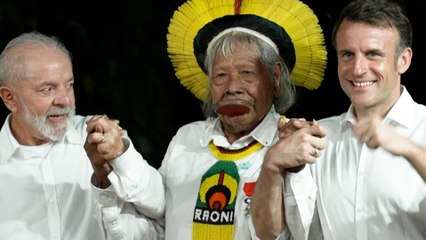 Au Brésil, Macron remet la Légion d'honneur au leader indigène Raoni