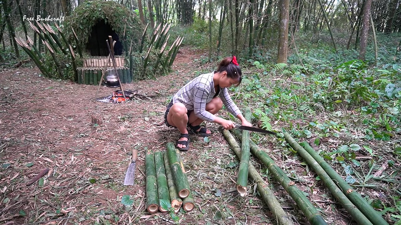 Building complete and warm survival shelter   heart-shaped swimming pool, free bushcraft #54