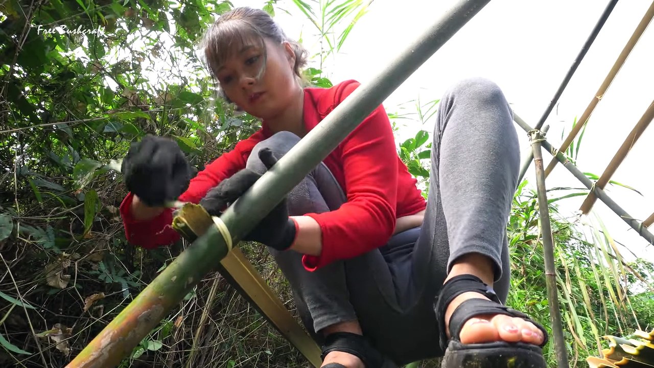 Build Shelter On The Big Rock, Grilled Meat On Stone   Solo Bushcraft & Camping Ep.58